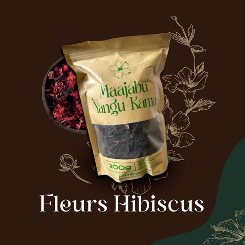 Sachet de fleurs d'hibiscus Maajabu Yangu Kama posé devant un fond marron orné de motifs floraux, avec des fleurs séchées d'hibiscus visibles en arrière-plan et le texte 'Fleurs Hibiscus' en bas de l'image.